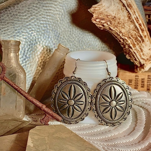 ⚙️3For$30⚙️ NEW Western Concho Flower Earrings - Picture 2 of 4